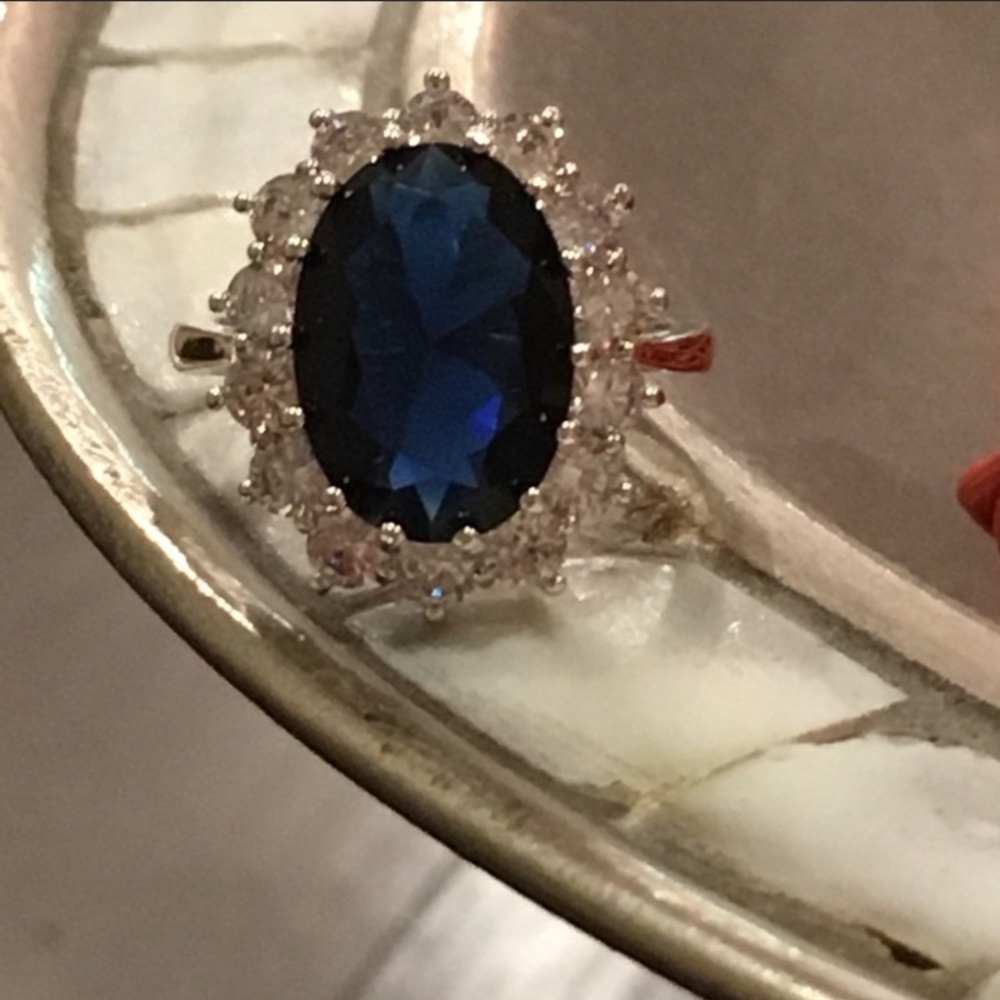 Stunning Blue & Clear Silvertone Ring - Picture 1 of 4